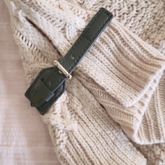 Saks Fifth Avenue cable knit oversized poncho vest  Size S - Picture 4 of 8